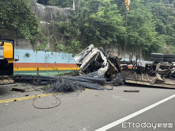 ▲新竹拖板車與吊車脫鉤，撞破護爛掉落至10米下路面。（圖／記者楊永勝翻攝，下同）