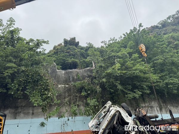 ▲新竹拖板車與吊車脫鉤，撞破護爛掉落至10米下路面。（圖／記者楊永勝翻攝，下同）