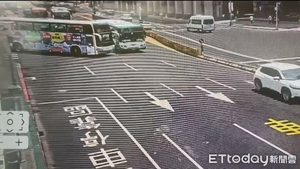 ▲兩客運車在北車旁發生擦撞意外，所幸司機及時煞停並無人員受傷。（圖／記者張君豪翻攝）