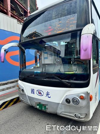 ▲兩客運車在北車旁發生擦撞意外，所幸司機及時煞停並無人員受傷。（圖／記者張君豪翻攝）