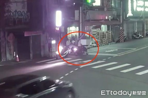 ▲▼蘆洲警盤查渾身酒味的柯男，柯男拒檢衝撞員警逆向騎車逃，員警不顧危險將柯男壓制逮捕             。（圖／記者陳以昇翻攝）