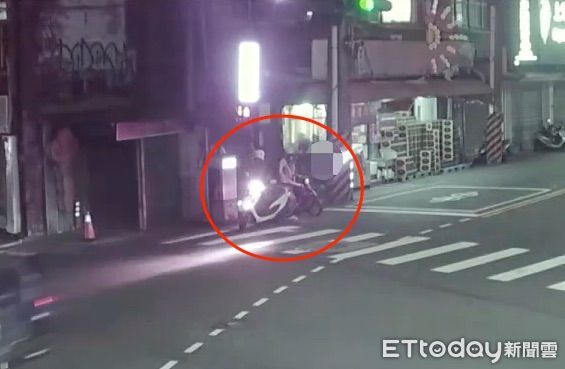 ▲▼蘆洲警盤查渾身酒味的柯男，柯男拒檢衝撞員警逆向騎車逃，員警不顧危險將柯男壓制逮捕             。（圖／記者陳以昇翻攝）