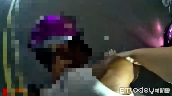 ▲▼蘆洲警盤查渾身酒味的柯男，柯男拒檢衝撞員警逆向騎車逃，員警不顧危險將柯男壓制逮捕             。（圖／記者陳以昇翻攝）