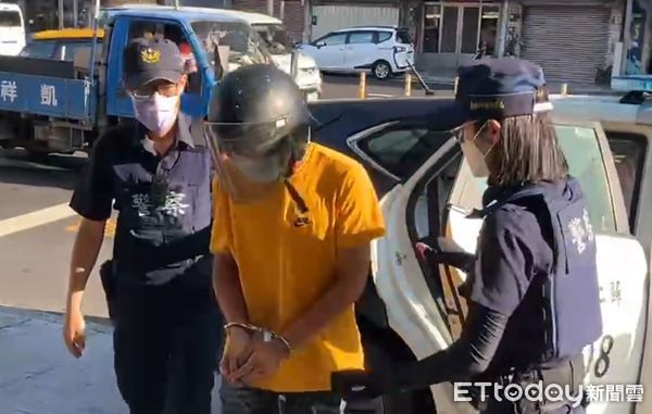 ▲台南警方街頭攔查詐欺車手，現場對空開槍5發壓制逮3人。（圖／記者林東良翻攝，下同）