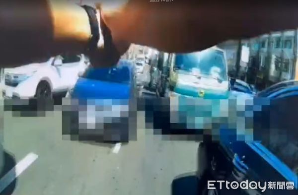 ▲台南警方街頭攔查詐欺車手，現場對空開槍5發壓制逮3人。（圖／記者林東良翻攝，下同）