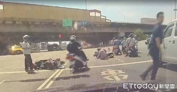 ▲台南警方街頭攔查詐欺車手，現場對空開槍5發壓制逮3人。（圖／記者林東良翻攝，下同）