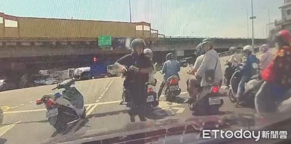 ▲台南警方街頭攔查詐欺車手，現場對空開槍5發壓制逮3人。（圖／記者林東良翻攝，下同）