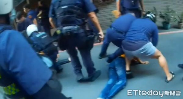 ▲台南警方街頭攔查詐欺車手，現場對空開槍5發壓制逮3人。（圖／記者林東良翻攝，下同）