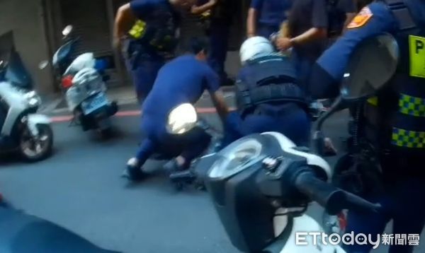 ▲台南警方街頭攔查詐欺車手，現場對空開槍5發壓制逮3人。（圖／記者林東良翻攝，下同）