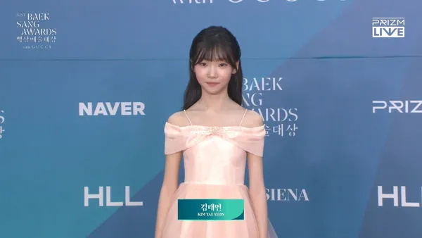 ▲▼百想／《苦盡》14歲童星沒禮服「IU親自送給她」　現身紅毯。（圖／翻攝自百想藝術大賞）