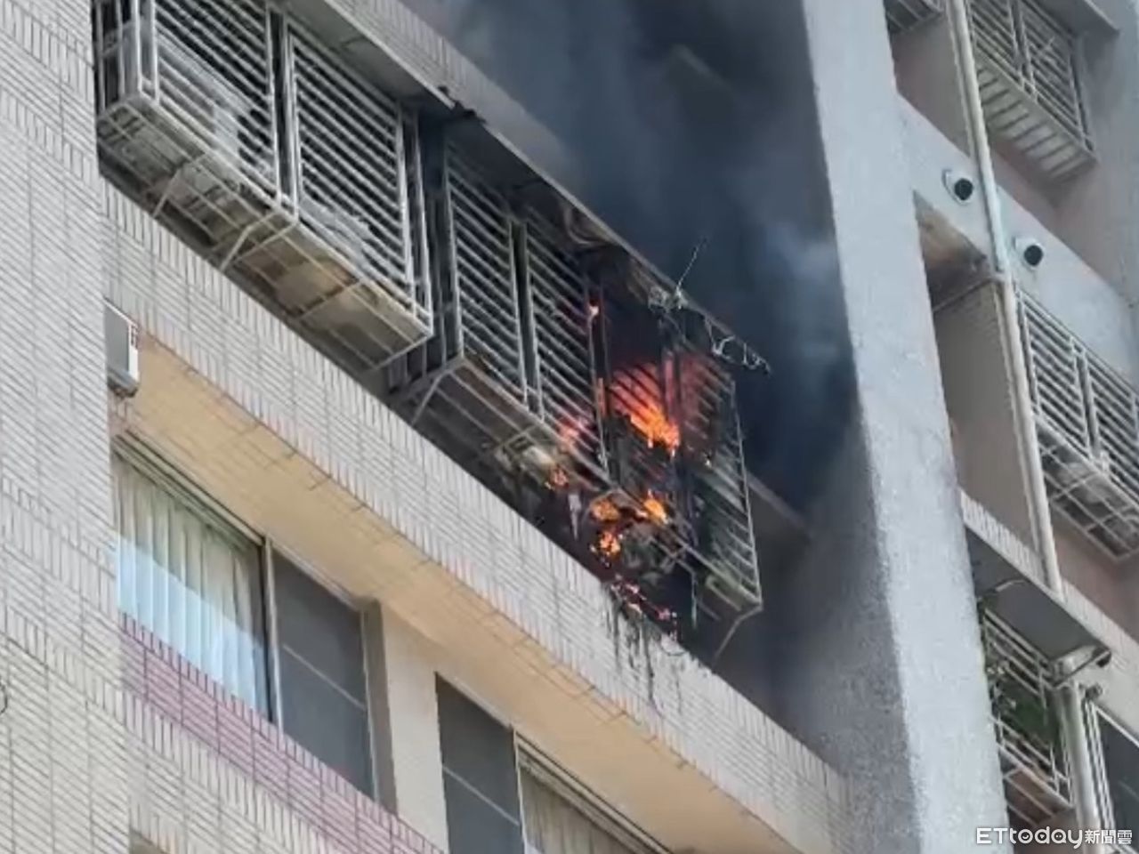 快訊／高雄大樓狂竄火煙！消防破門女屋主大驚：不知家燒了