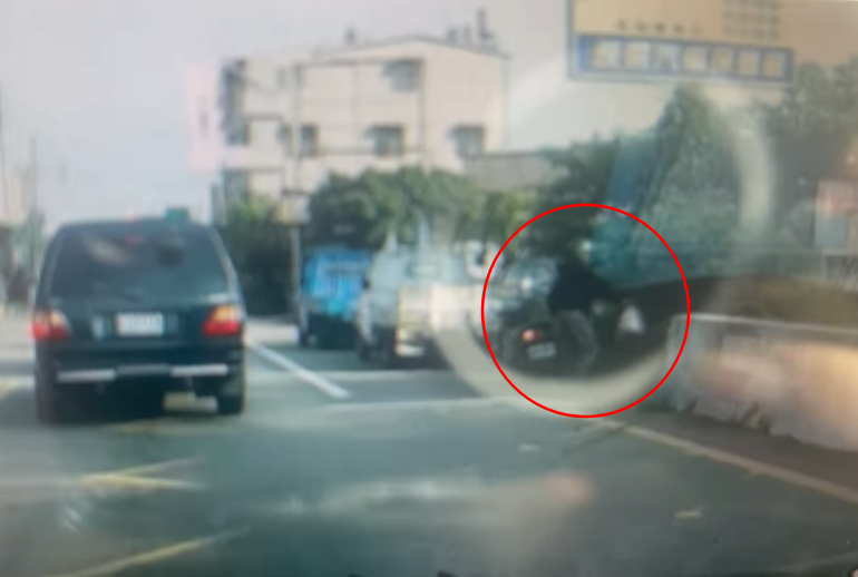 阿伯亂丟垃圾。（圖／翻攝自Facebook／爆料公社）