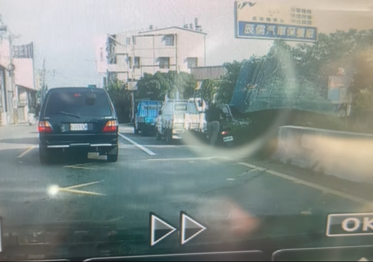 阿伯亂丟垃圾。（圖／翻攝自Facebook／爆料公社）