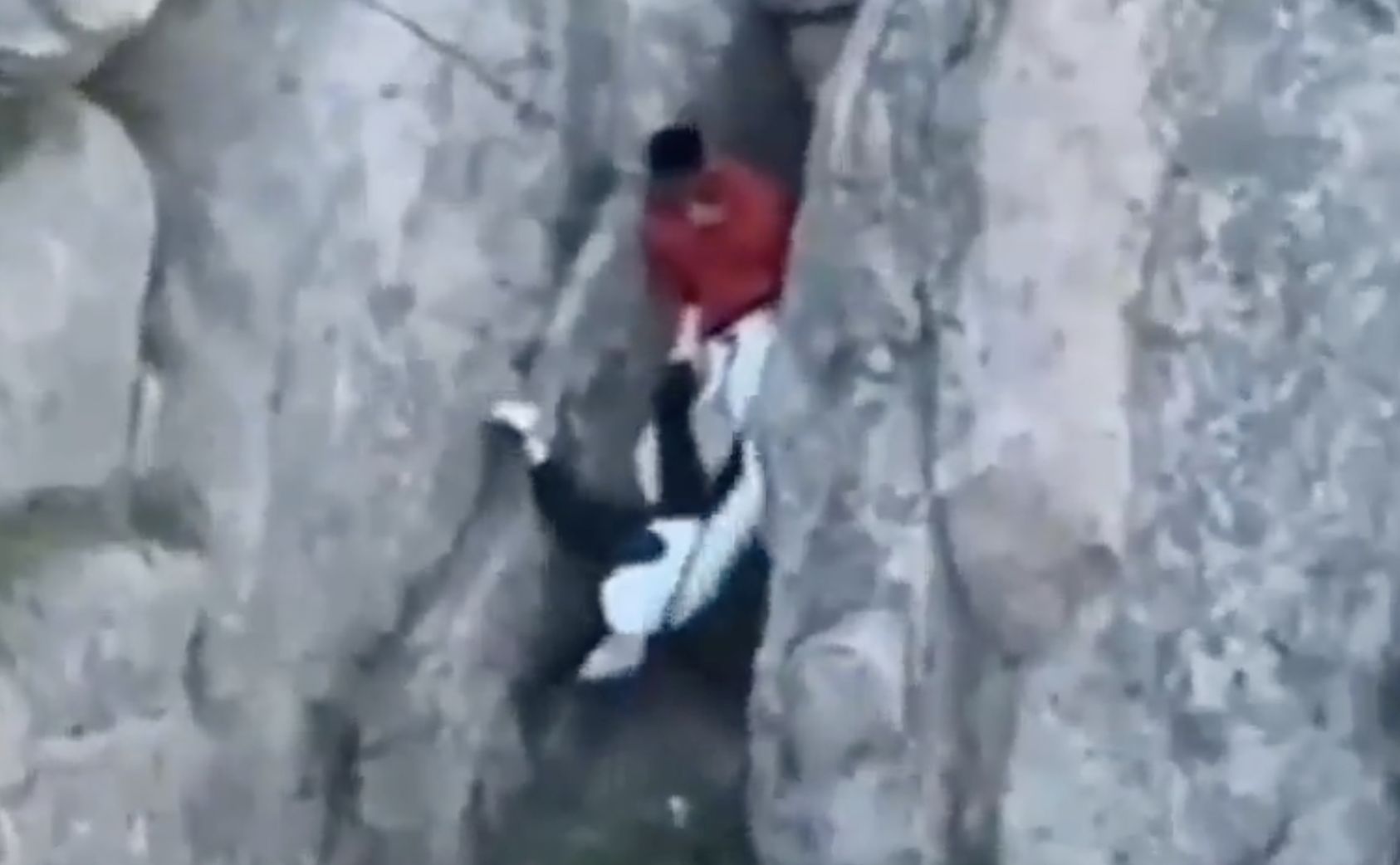 ▲陸遊客爬泰山想抄近路，翻過護欄險跌落山谷送命。（圖／翻攝微博）