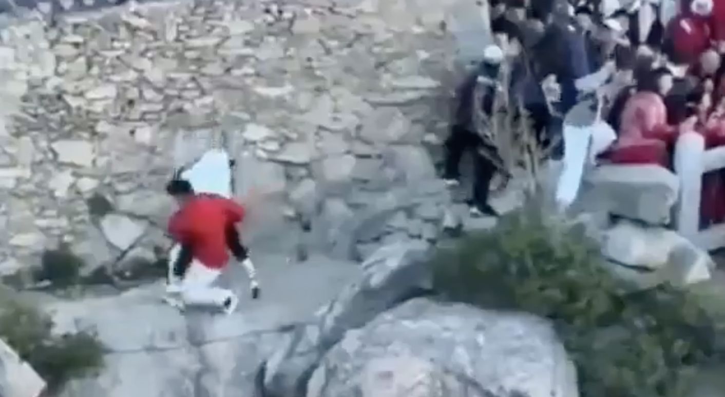 ▲陸遊客爬泰山想抄近路，翻過護欄險跌落山谷送命。（圖／翻攝微博）