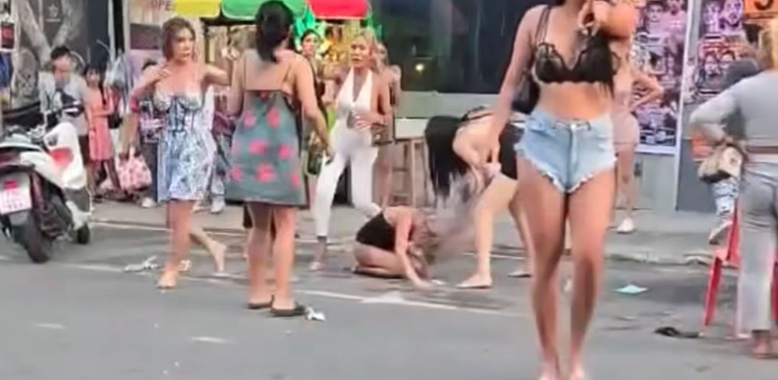 有片／泰三性姐妹「狗爬式鬥毆」　街頭扯髮拖地呼巴掌！路人看傻