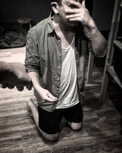 街頭藝人「睡背包客棧」深夜被陌生人闖上床：上半身都進到裡面