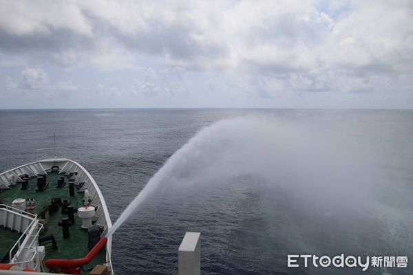 ▲海巡署台中艦強勢執法以水砲驅離闖入東沙海洋國家公園捕魚的陸船。（圖／記者張君豪翻攝）