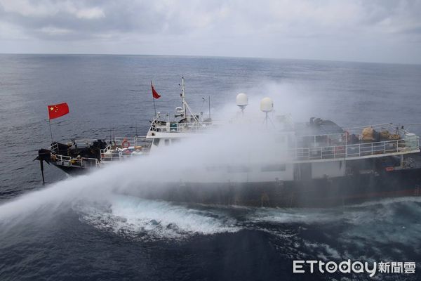 ▲海巡署台中艦強勢執法以水砲驅離闖入東沙海洋國家公園捕魚的陸船。（圖／記者張君豪翻攝）