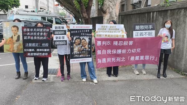 ▲▼台北地院今（5日）第8天審理剴剴案，涉案在押保母姊妹劉彩萱（粉色連帽衣）、劉若琳（灰色連帽衣）開完庭還押，鑑定醫師徐堅棋（襯衫打領帶無外套）證稱姊妹倆無下修刑責條件，聲援剴剴的網路媽媽群成員高喊「加重判刑、不可教化！」（圖／記者黃哲民攝）