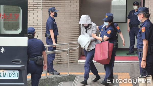 ▲▼台北地院今（5日）第8天審理剴剴案，涉案在押保母姊妹劉彩萱（粉色連帽衣）、劉若琳（灰色連帽衣）開完庭還押，鑑定醫師徐堅棋（襯衫打領帶無外套）證稱姊妹倆無下修刑責條件，聲援剴剴的網路媽媽群成員高喊「加重判刑、不可教化！」（圖／記者黃哲民攝）