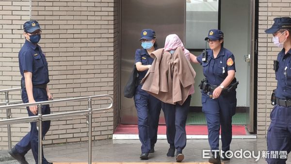 ▲▼台北地院今（5日）第8天審理剴剴案，涉案在押保母姊妹劉彩萱（粉色連帽衣）、劉若琳（灰色連帽衣）開完庭還押，鑑定醫師徐堅棋（襯衫打領帶無外套）證稱姊妹倆無下修刑責條件，聲援剴剴的網路媽媽群成員高喊「加重判刑、不可教化！」（圖／記者黃哲民攝）