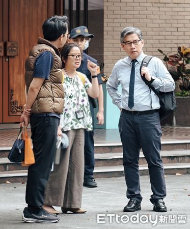 ▲▼台北地院今（5日）第8天審理剴剴案，涉案在押保母姊妹劉彩萱（粉色連帽衣）、劉若琳（灰色連帽衣）開完庭還押，鑑定醫師徐堅棋（襯衫打領帶無外套）證稱姊妹倆無下修刑責條件，聲援剴剴的網路媽媽群成員高喊「加重判刑、不可教化！」（圖／記者黃哲民攝）