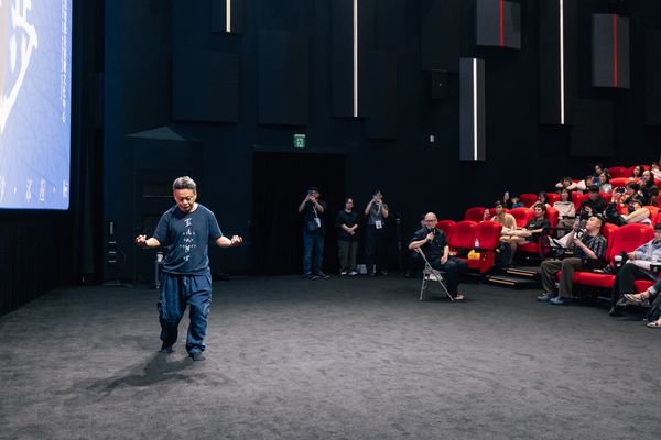 ▲「行者十步」夜宿場：蔡明亮及演員李康生、亞儂弘尚希。（圖／國家電影及視聽文化中心提供）