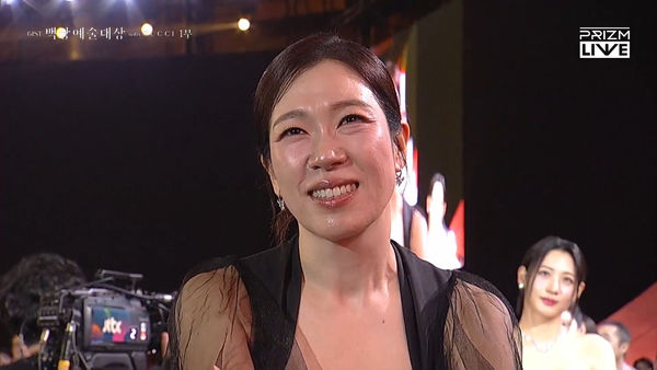 ▲▼百想／《苦盡》終於開胡第一獎！　IU、廉惠蘭台下表情全被拍。（圖／翻攝自prizm）