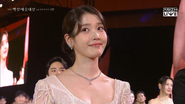 ▲▼百想／《苦盡》終於開胡第一獎！　IU、廉惠蘭台下表情全被拍。（圖／翻攝自prizm）
