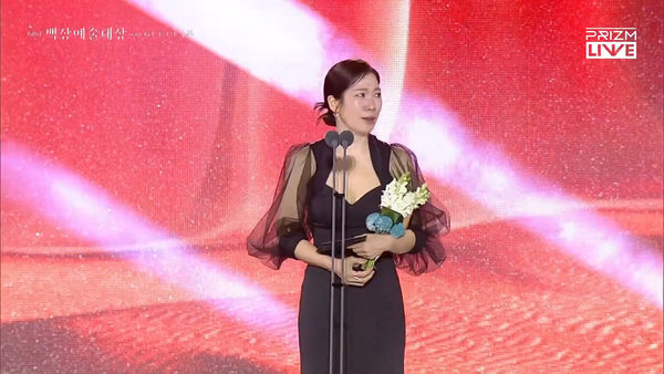 ▲▼ 百想／《苦盡》廉惠蘭奪女配角獎哽咽：愛純，媽媽得獎了！　IU台下哭了。（圖／翻攝自prizm）