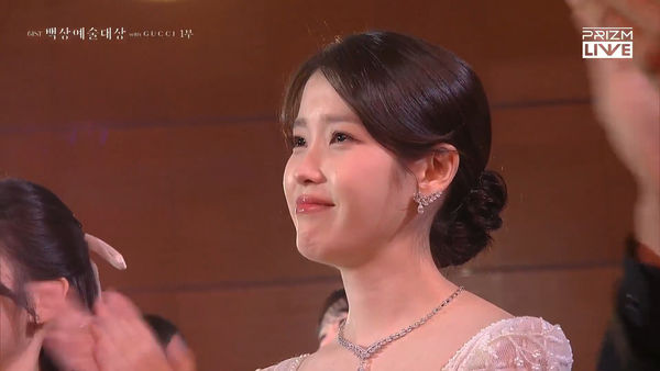 ▲▼ 百想／《苦盡》廉惠蘭奪女配角獎哽咽：愛純，媽媽得獎了！　IU台下哭了。（圖／翻攝自prizm）