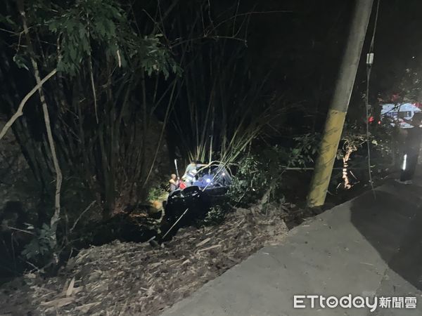 ▲▼ 相約登美濃茶頂山！整車翻覆3人摔落「3m深山坡」，1人意識不清。（圖／記者吳世龍翻攝）