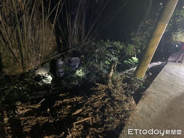▲▼ 相約登美濃茶頂山！整車翻覆3人摔落「3m深山坡」，1人意識不清。（圖／記者吳世龍翻攝）
