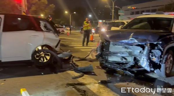 ▲▼台南警車衝勤務現場與多元計程車相撞！　6人送醫3警3民均清醒。（圖／記者林東良翻攝）