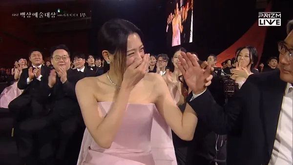 ▲▼百想／金秀賢離婚後「得獎了！」　感性告白：家裡有小朋友在等我⋯。（圖／翻攝自prizm）