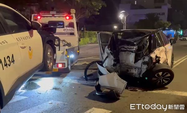 ▲▼台南警車衝勤務現場與多元計程車相撞！　6人送醫3警3民均清醒。（圖／記者林東良翻攝）