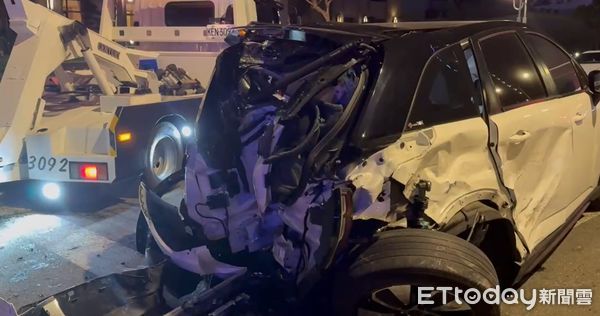 ▲▼台南警車衝勤務現場與多元計程車相撞！　6人送醫3警3民均清醒。（圖／記者林東良翻攝）