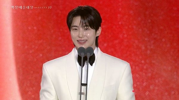 ▲邊佑錫和金惠奫雙雙獲得人氣獎。（圖／翻攝自백상예술대상YT）