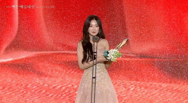 ▲邊佑錫和金惠奫雙雙獲得人氣獎。（圖／翻攝自백상예술대상YT）