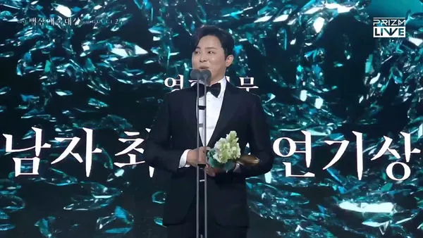 ▲▼ 百想／恭喜！曹政奭奪影帝「全片穿女裝」：老婆Gummy我愛妳　影后出爐。（圖／翻攝自prizm）