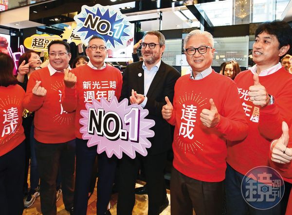 吳東昇（右2）原定這屆要將新光三越董座交棒吳昕陽（右4），他卻不願放手。
