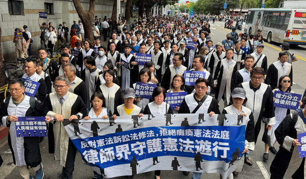 披袍執業的律師在民眾眼中是對抗強權的代表，專業形象不同一般行業，因而個人品德操守極易牽動職業評價與定位。圖為上百位律師在2024年走上街頭，參與「律師界守護憲法」遊行。（圖／報系資料照）&nbsp;