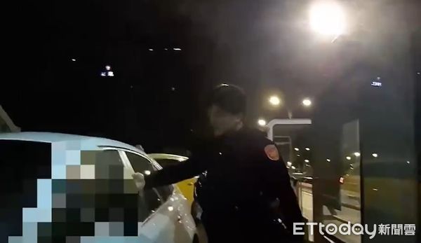 ▲▼自小客車停紅燈，駕駛睡著忘了起步，警拍車門赫見毒品。（圖／記者邱中岳翻攝）