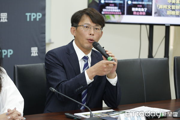 ▲▼民眾黨團總召黃國昌、立委林憶君召開「賴清德執政滿週年 跳票實錄part.1 司法法制&外交國防篇」記者會。（圖／記者湯興漢攝）