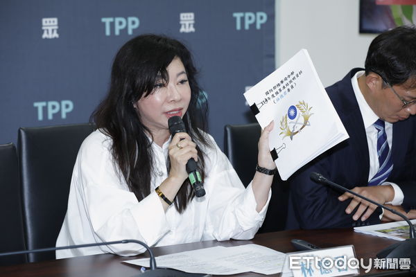 ▲▼民眾黨團總召黃國昌、立委林憶君召開「賴清德執政滿週年 跳票實錄part.1 司法法制&外交國防篇」記者會。（圖／記者湯興漢攝）