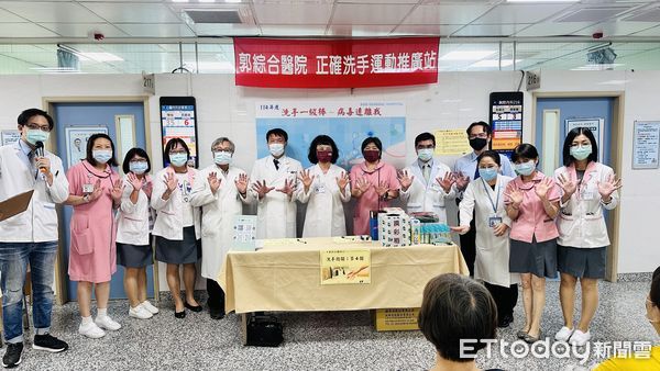▲郭綜合醫院舉辦「洗手一級棒～病毒遠離我」衛教活動，院長鄭雅敏率主管團隊進行洗手宣誓與教學互動，強化民眾正確洗手觀念。（記者林東良翻攝，下同）