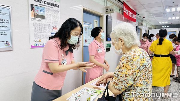▲郭綜合醫院舉辦「洗手一級棒～病毒遠離我」衛教活動，院長鄭雅敏率主管團隊進行洗手宣誓與教學互動，強化民眾正確洗手觀念。（記者林東良翻攝，下同）
