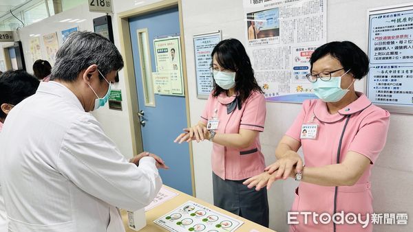 ▲郭綜合醫院舉辦「洗手一級棒～病毒遠離我」衛教活動，院長鄭雅敏率主管團隊進行洗手宣誓與教學互動，強化民眾正確洗手觀念。（記者林東良翻攝，下同）