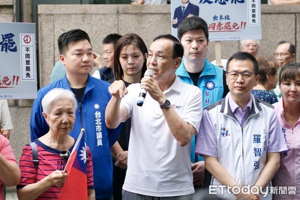 ▲朱立倫、羅智強在捷運大安站外進行反罷免街講。（圖／記者鄭佩玟攝）